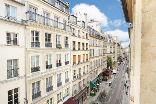 vista su una strada della città con edifici di Residence central marais a Parigi