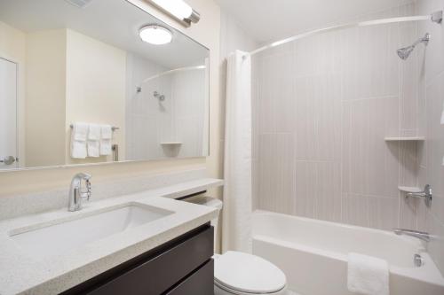 Un baño de Candlewood Suites Longmont - Boulder Area by IHG