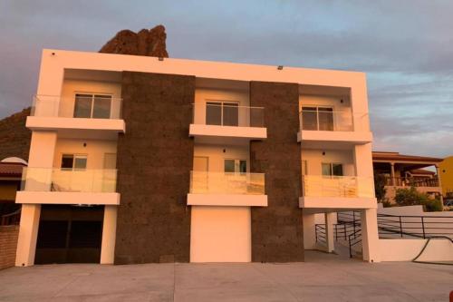 圣卡洛斯Departamento Topacio 3 Joyas del Mar San Carlos的山前的建筑