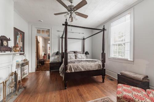 Bywater Home, Parking and Pet Friendly Retreat في نيو أورلينز: غرفة نوم مع سرير المظلة ومروحة السقف