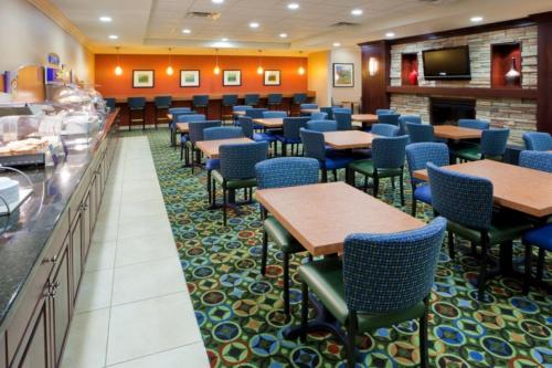 En restaurant eller et spisested på Holiday Inn Express Washington DC SW - Springfield, an IHG Hotel