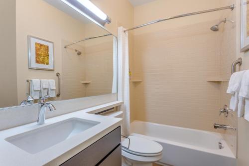 y baño con lavabo, aseo y bañera. en Candlewood Suites Bethlehem South, an IHG Hotel, en Bethlehem