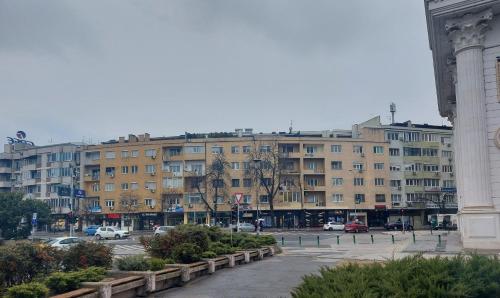 een groot gebouw met auto's geparkeerd op een parkeerplaats bij Apartment Emilija in Skopje