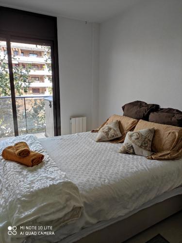 een bed met twee handdoeken in een slaapkamer bij Apartamento Salou lux por precio económico. in Salou