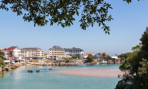 - une vue sur une rivière avec des bâtiments et une plage dans l'établissement Hotel Astuy, à Isla