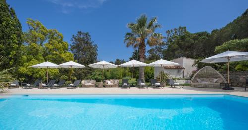 Piscina a La Bastide des Salins o a prop