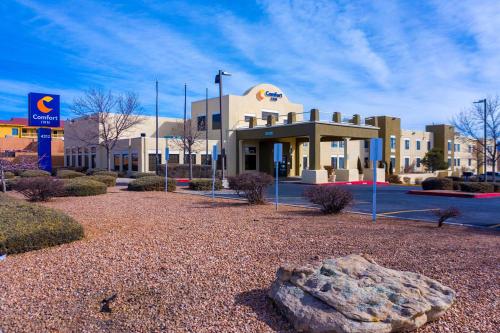 un edificio con una gran roca delante de él en Comfort Inn, en Santa Fe