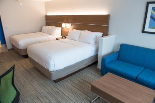 Кровать или кровати в номере Holiday Inn Express & Suites - Merrillville, an IHG Hotel