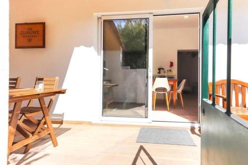 Uma varanda ou terraço em CAPARICA BEACH VILLA