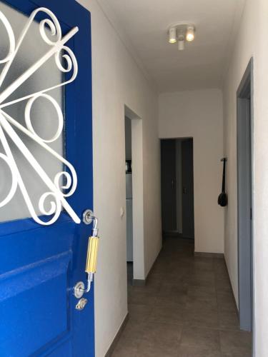 eine blaue Tür mit Metalltür in der Unterkunft Casa do Viajante - Suite in Zambujeira do Mar