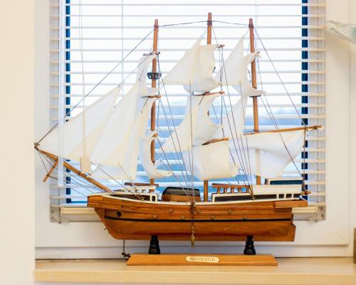 een houten boot in een raam bij Regina Maris by Baltic Home in Świnoujście