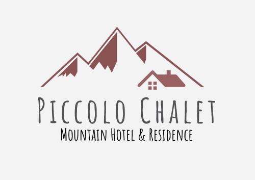 ein Logo für ein Berghotel und ein Restaurant in der Unterkunft Hotel Piccolo Chalet in Claviere