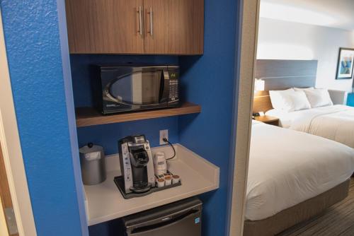 Cama ou camas em um quarto em Holiday Inn Express & Suites - Orland Park Mokena, an IHG Hotel