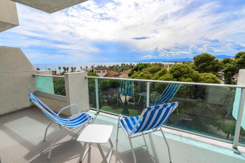 Uma varanda ou terraço em Blaumar Hotel