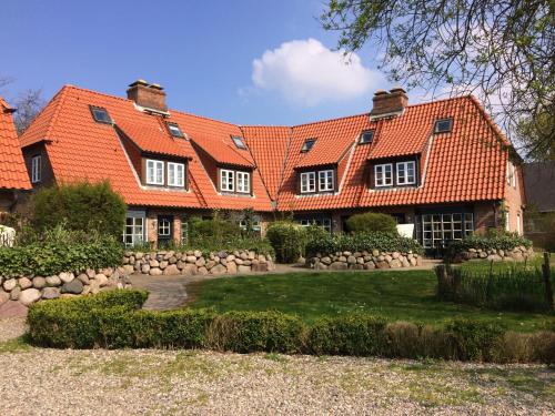 A garden outside Ferienhäuser im Sylter Gartenweg