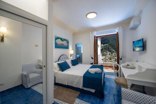 um quarto com uma cama e uma casa de banho com um lavatório em Hotel Casa Albertina em Positano