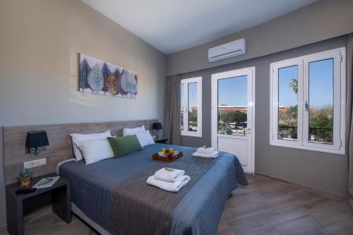 - une chambre avec un lit et des serviettes dans l'établissement Stoa Suites Chania, à La Canée