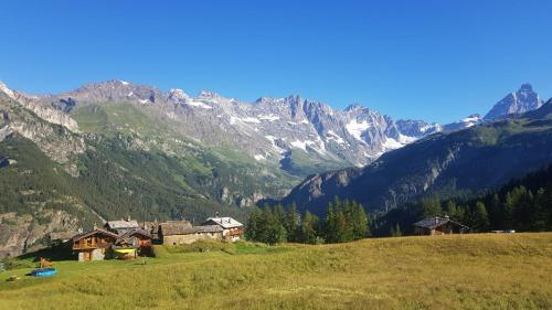 ヴァルトゥルナンシュにあるChalet Le Lisの山を背景にした丘の上の村