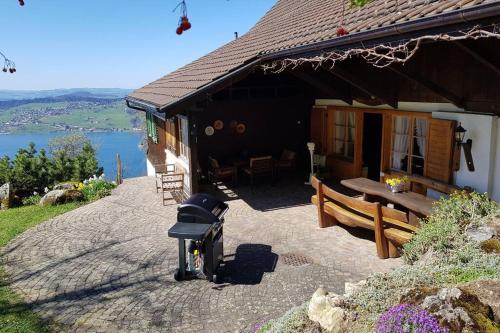 une maison avec un banc et un vélo devant elle dans l'établissement Bauernhaus mit Charme, Traumaussicht und Sauna, à Weggis