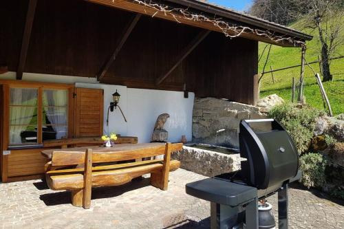 une terrasse avec un banc en bois et une télévision en face d'une maison dans l'établissement Bauernhaus mit Charme, Traumaussicht und Sauna, à Weggis