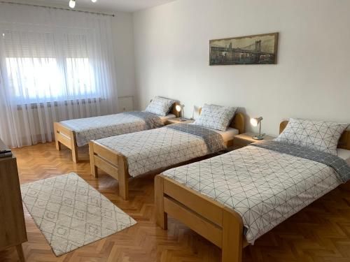 A bed or beds in a room at Apartmani Nedim