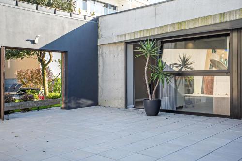 a potted plant in a pot next to a building at Pateo 780 in Vila Nova de Gaia