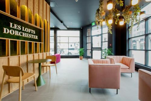 un hall avec des chaises et des tables ainsi qu'un panneau indiquant les lordsdorffs dans l'établissement Les Lofts Dorchester - Par Les Lofts Vieux-Québec, à Québec