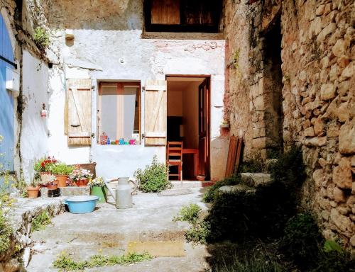 un callejón en una casa vieja con una puerta en Gite des Gorges de l'Ardèche, en Chame