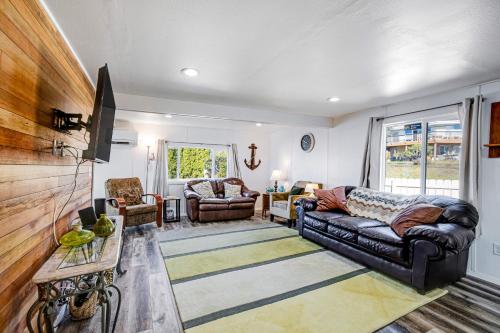 A seating area at Fisherman's Dream Boat House