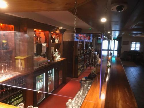 een bar met veel flessen alcohol bij Glendine Inn in Kilkenny