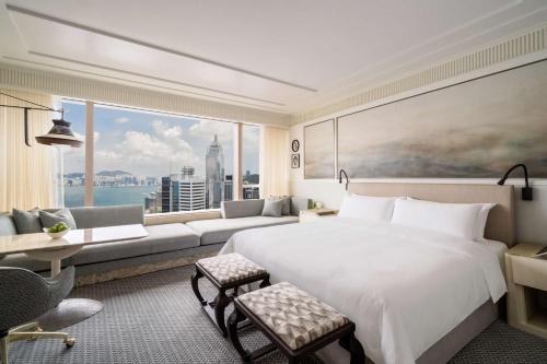 Rúm í herbergi á Island Shangri-La, Hong Kong