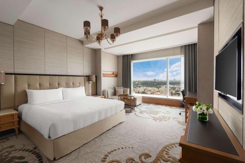 Cama ou camas em um quarto em Shangri-La Bengaluru