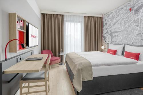 A bed or beds in a room at IntercityHotel Hildesheim