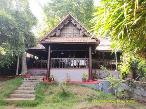 Varkala Marine Palace tesisinin dışında bir bahçe