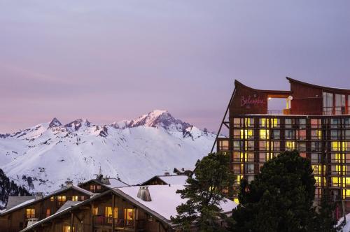 un hotel con vista sulle montagne di Belambra Clubs Arc 2000 - L'Aiguille Rouge - Ski pass included ad Arc 2000