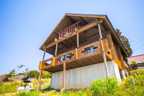 El edificio en el que está la casa vacacional