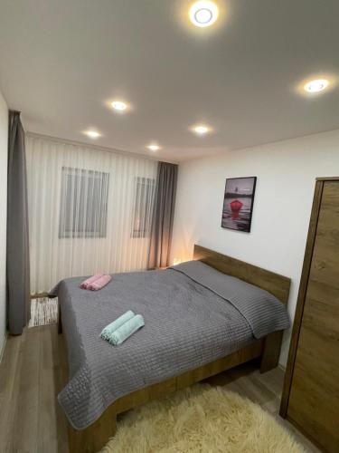 1 dormitorio con 1 cama con 2 toallas en LUNA Apartment, en Novi Pazar