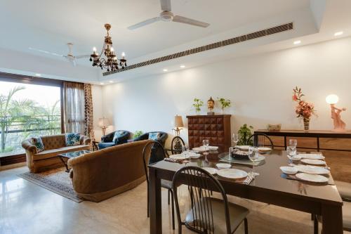 Afbeelding uit fotogalerij van Ishatvam-4 BHK Private Serviced apartment with Terrace, Anand Niketan, South Delhi in New Delhi