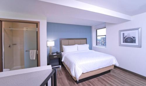 Candlewood Suites Baltimore - Inner Harbor, an IHG Hotel tesisinde bir odada yatak veya yataklar