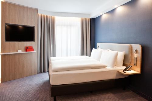 เตียงในห้องที่ Holiday Inn Express - Offenburg, an IHG Hotel