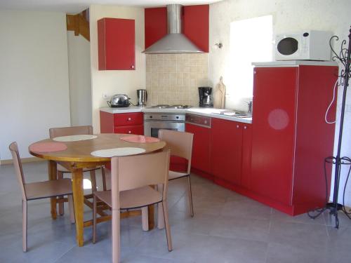 Kitchen o kitchenette sa Gîtes du Manoir de Goandour