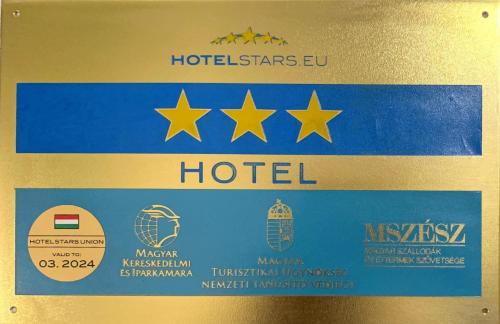 een bord voor een hotel met vier sterren erop bij Illés Hotel in Szeged