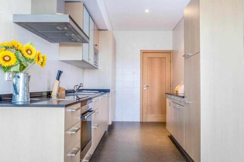 Dapur atau dapur kecil di Divine Vilamoura Aquamar 106 by JG Apartments