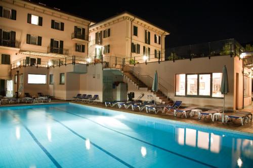 ein Swimmingpool in einem Hotel in der Nacht in der Unterkunft Hotel Lenno in Lenno