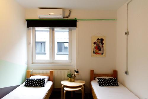 Llit o llits en una habitació de Stay Swanky Hostel