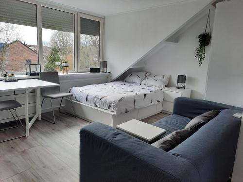 Una cama o camas en una habitación de Studio 76 Groningen met gratis leenfietsen