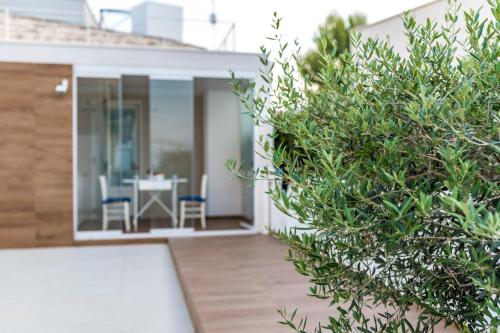 een huis met een balkon met een tafel en stoelen bij Casa Damare Capitolo in Monopoli