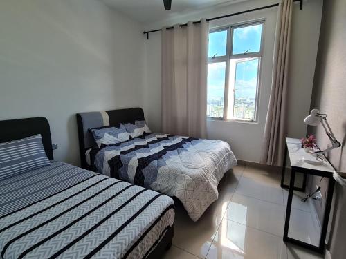 1 dormitorio con 2 camas y ventana en E Life SKS Habitat With WiFi Netflix, en Johor Bahru