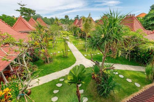 uma vista aérea de um jardim com casas e árvores em Desaku Bungalows em Canggu