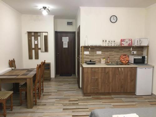 Una cocina o kitchenette en Aranykorona Apartmanház